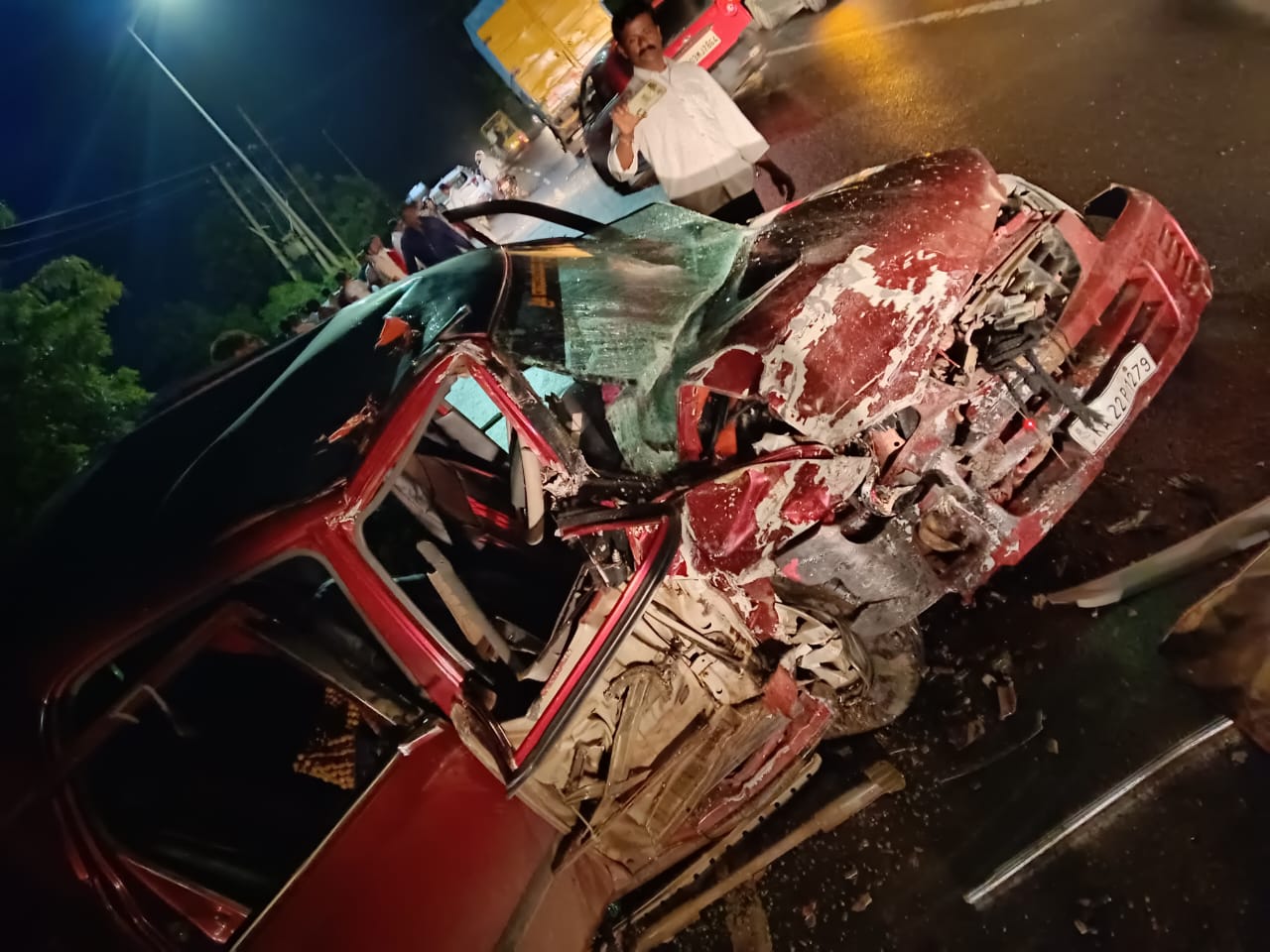 ಕಾರುಗಳ ಮುಖಾಮುಖಿ ಡಿಕ್ಕಿ: ಎಂಟು ಜನರು ಗಂಭೀರ ಗಾಯ