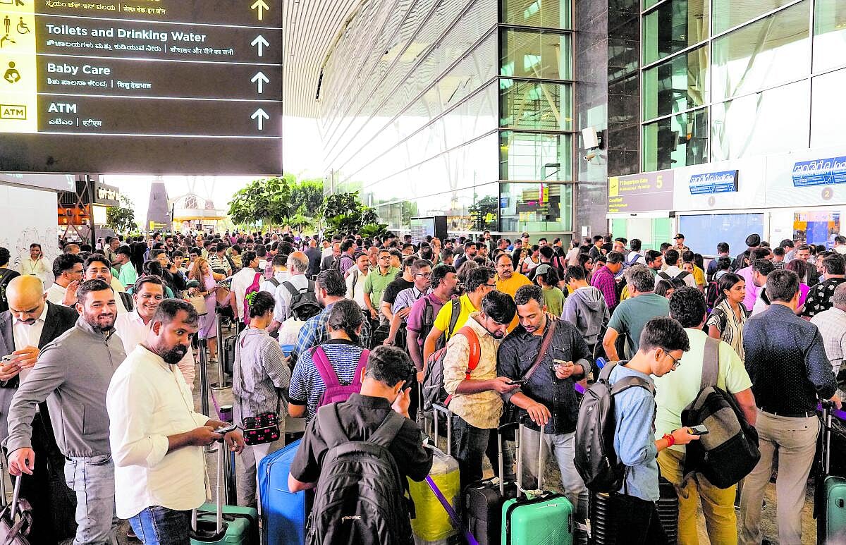 200 ಇಂಡಿಗೊ ವಿಮಾನ ರದ್ದು: ಪ್ರಯಾಣಿಕರ ಪರದಾಟ