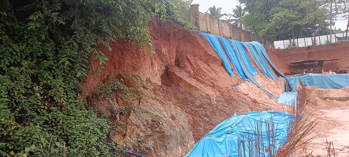 ಬೆಳ್ತಂಗಡಿ | ಮಳೆಗಾಲದಲ್ಲಿ ಹೊಸ ಬಸ್ ನಿಲ್ದಾಣದ ಕಾಮಗಾರಿ: ಮಣ್ಣು ಕುಸಿಯುವ  ಭೀತಿ 