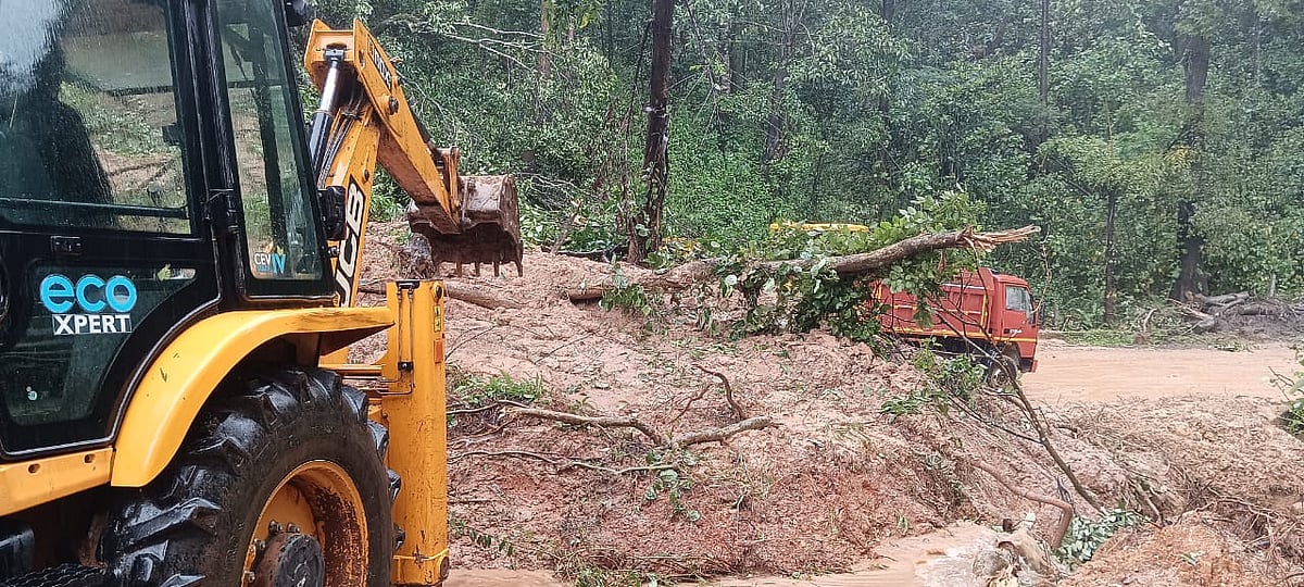 ಕೊಡಗಿನಲ್ಲಿ ನಿಲ್ಲದ ಮಳೆ: ರಸ್ತೆಗೆ ಜಾರುತ್ತಲೇ ಇದೆ ಮಣ್ಣು

