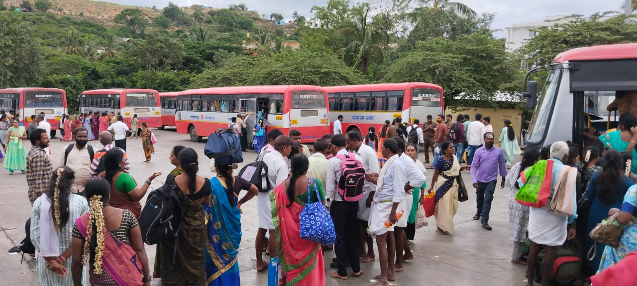 ಮಹದೆಶ್ವರ ಬೆಟ್ಟದಲ್ಲಿ ಬಸ್‌ಗಾಗಿ ಕಾದ ಭಕ್ತರು