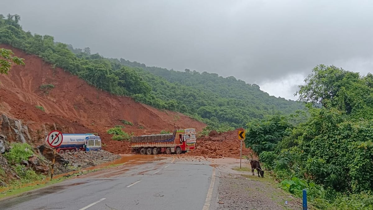 ಕಾರವಾರ | ನದಿಗೆ ಬಿದ್ದ ಗ್ಯಾಸ್ ಟ್ಯಾಂಕರ್: ಜನರ ಸ್ಥಳಾಂತರಕ್ಕೆ ಸೂಚನೆ