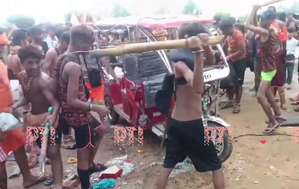 ಹರಿದ್ವಾರದಲ್ಲಿ ಘರ್ಷಣೆ | ಚಾಲಕನಿಗೆ ಥಳಿತ; ಇ-ರಿಕ್ಷಾ ಧ್ವಂಸಗೊಳಿಸಿದ ಯಾತ್ರಿಕರು