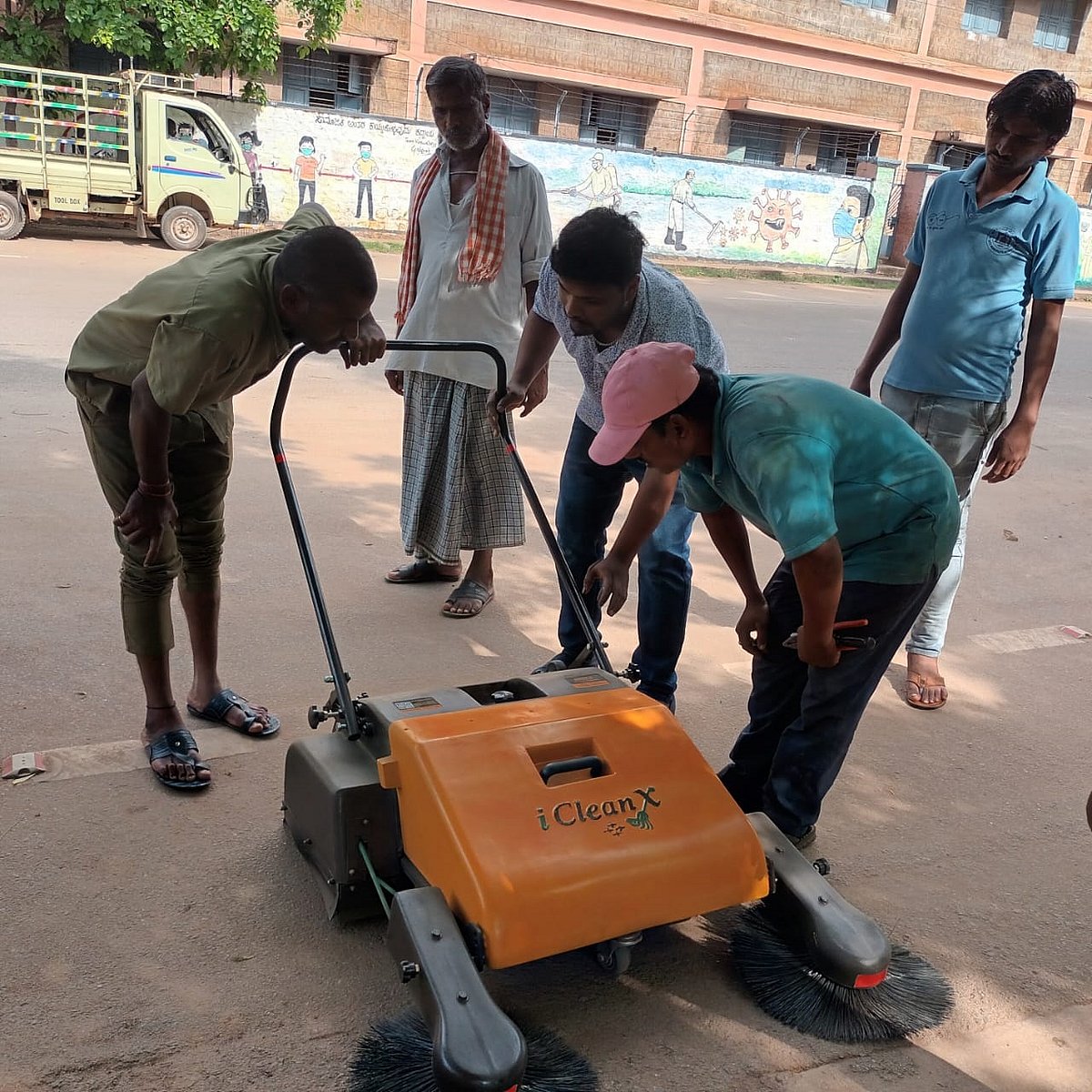 ಹೊಸಪೇಟೆ | ನಗರ ರಸ್ತೆ ಗುಡಿಸಲು ಅಗ್ಗದ ಯಂತ್ರ: ನಿರ್ವಹಣೆಯೂ ಸುಲಭ