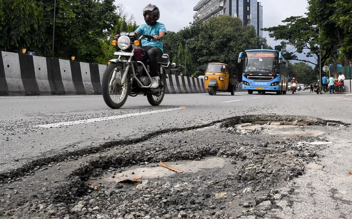 ಬೆಂಗಳೂರು: ರಸ್ತೆ ಗುಂಡಿ ಗುರುತಿಸಲು ‘ರಸ್ತೆ ಗುಂಡಿ ಗಮನ- ಮೊಬೈಲ್ ಅಪ್ಲಿಕೇಶನ್’ 