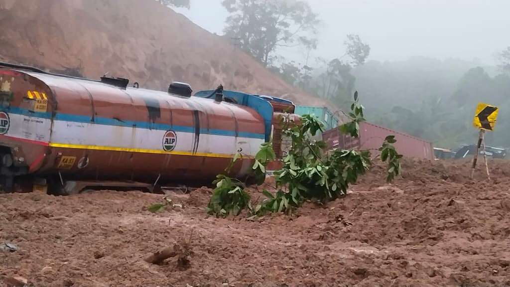 ಹಾಸನ | ದೊಡ್ಡತಪ್ಪಲೆ ಬಳಿ ಮತ್ತೆ ಭೂಕುಸಿತ: ಮಣ್ಣಿನಡಿ ವಾಹನಗಳು ಸಿಲುಕಿರುವ ಶಂಕೆ