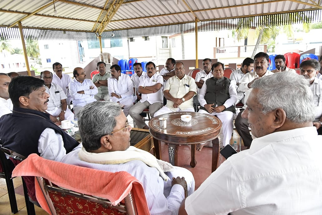 ಮೈಸೂರಿನಲ್ಲಿ ಶಾಸಕರ ಸಭೆ ನಡೆಸಿದ ಮುಖ್ಯಮಂತ್ರಿ ಸಿದ್ದರಾಮಯ್ಯ 