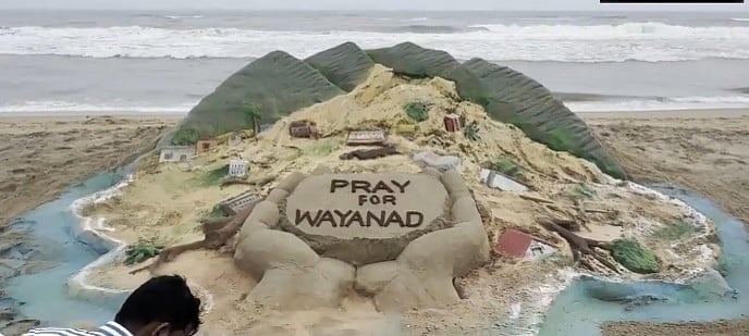 Wayanad Landslides | ಮರಳು ಕಲಾಕೃತಿ ರಚಿಸಿ ಶ್ರದ್ಧಾಂಜಲಿ ಸಲ್ಲಿಸಿದ ಕಲಾವಿದ