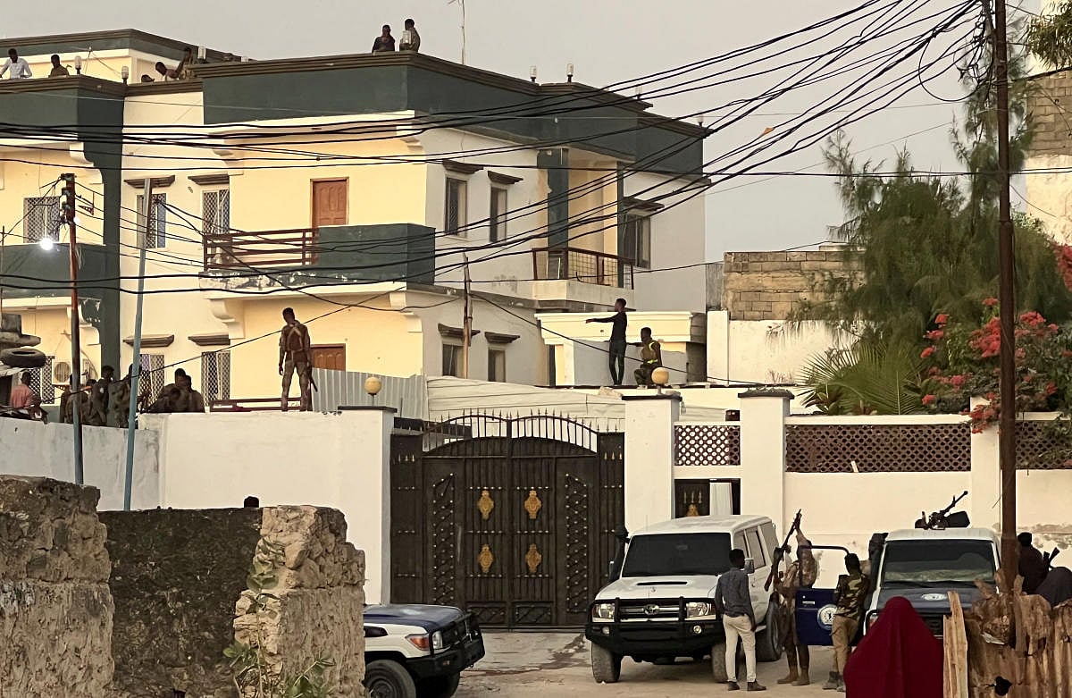 ಮೊಗದಿಶುವಿನ ಕಡಲ ತೀರದ ಹೋಟೆಲ್ ಮೇಲೆ ದಾಳಿ: 32 ಜನ ಸಾವು