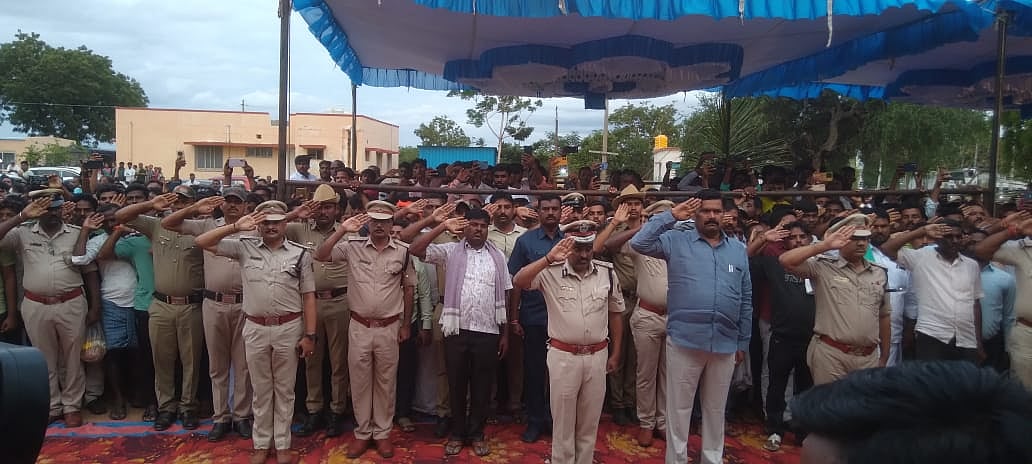 ಸೋಮನಾಳದಲ್ಲಿ ಪರಶುರಾಮ್‌ ಅಂತ್ಯಕ್ರಿಯೆ; ಮುಗಿಲು ಮುಟ್ಟಿದ ಆಕ್ರಂದನ