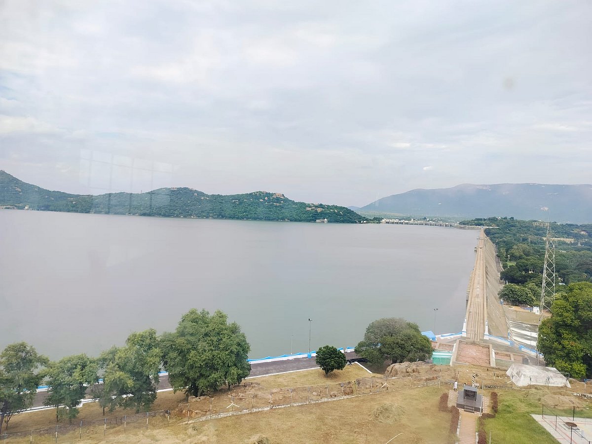 ಮೈದುಂಬಿದ ಮೆಟ್ಟೂರು ಜಲಾಶಯ 