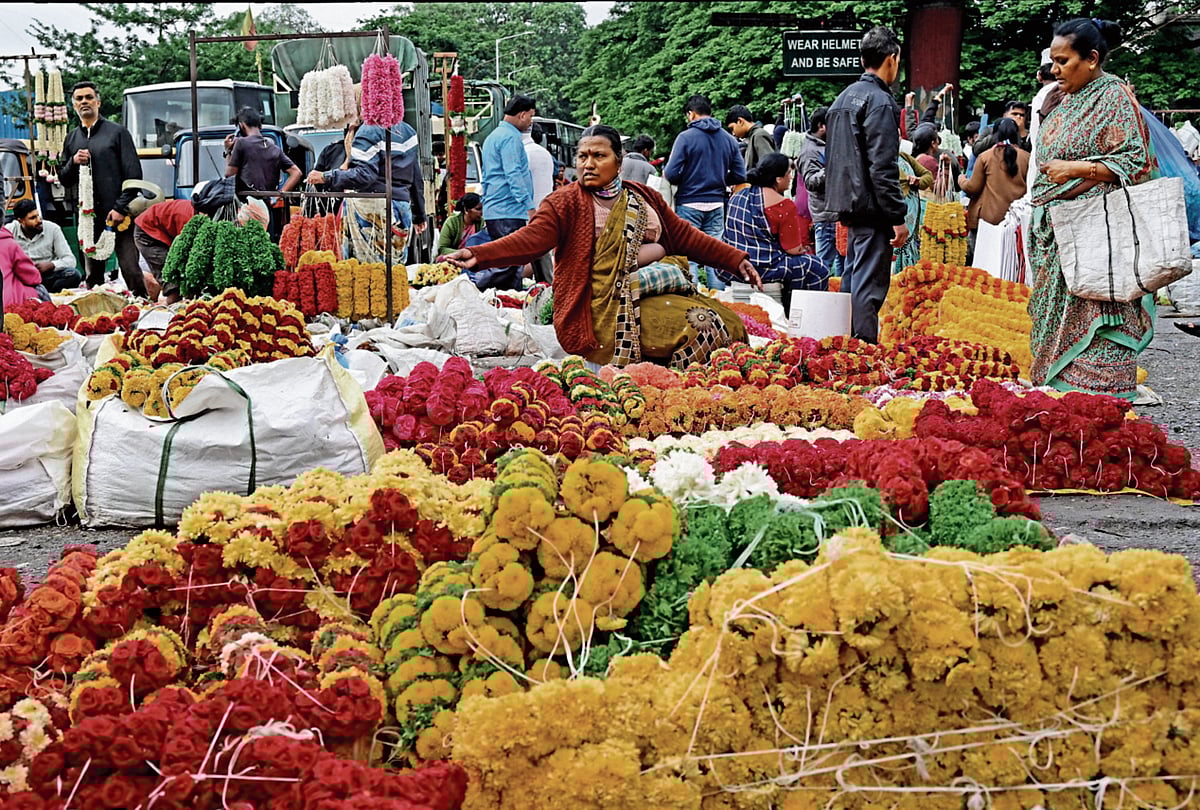 ಹೂ ಮಾರುಕಟ್ಟೆಯಲ್ಲಿ ನೇಯ್ದ ಬದುಕು