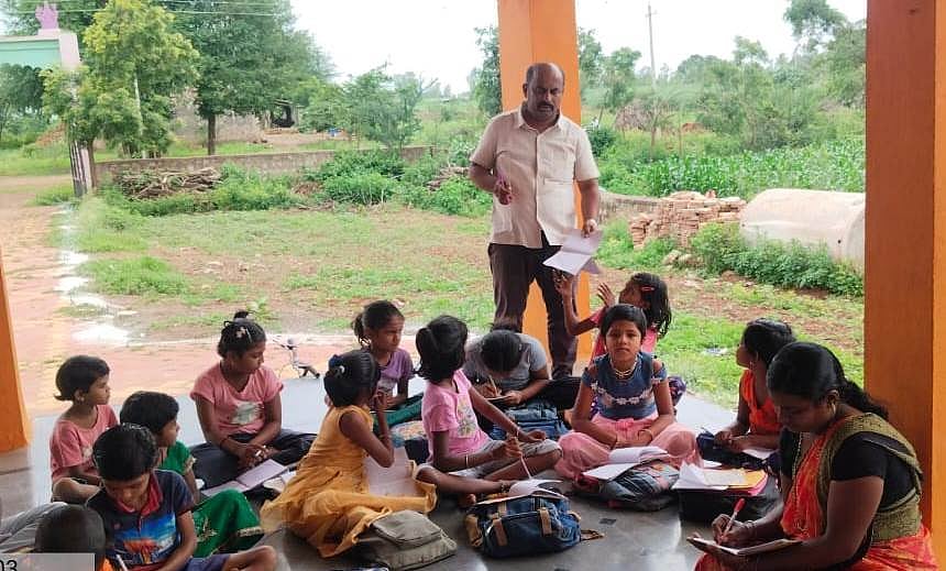 ಮೂಡಲಗಿ: ಕಾಳಜಿ ಕೇಂದ್ರಗಳಲ್ಲಿ ಮಕ್ಕಳಿಗೆ ಪಾಠ