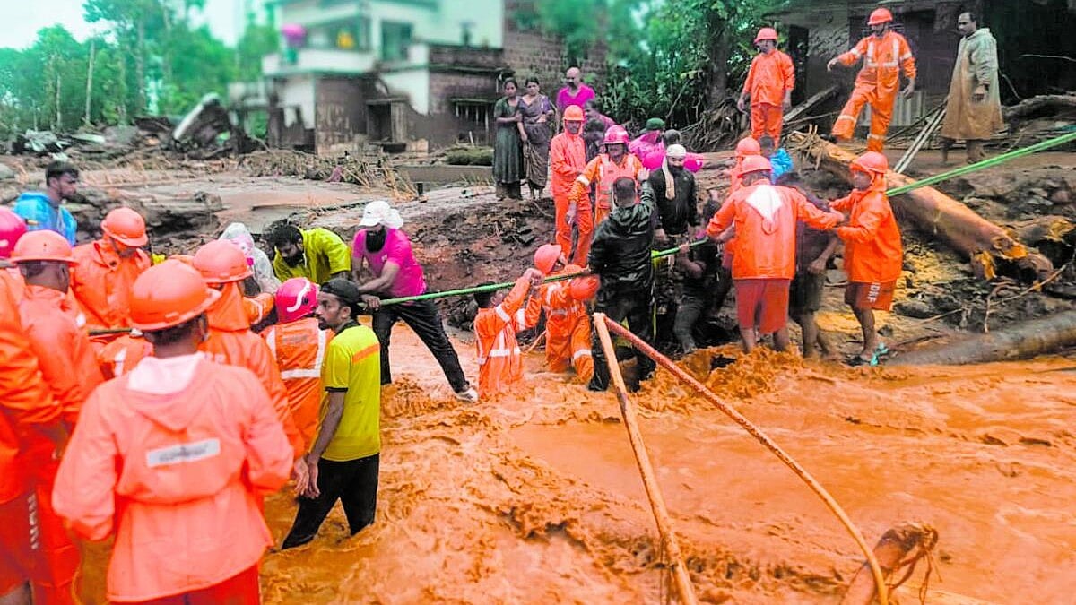 ವಯನಾಡು ಭೂಕುಸಿತ: ರಕ್ಷಣಾ ಕಾರ್ಯಾಚರಣೆ ಪ್ರಾರಂಭಿಸಿದ 40 ತಂಡಗಳು