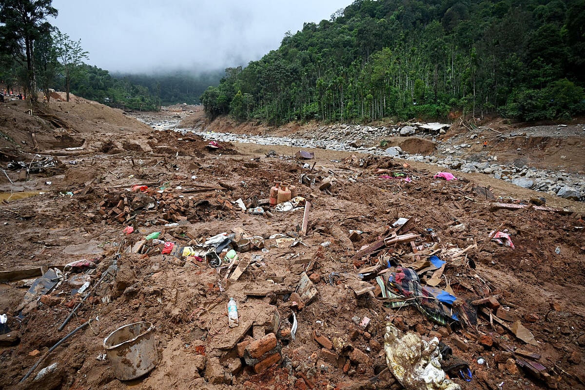 Wayanad Landslide | ಚಾಮರಾಜನಗರ: ಪತಿಯ ಅಂತ್ಯಕ್ರಿಯೆ, ಪತ್ನಿಗಾಗಿ ಶೋಧ