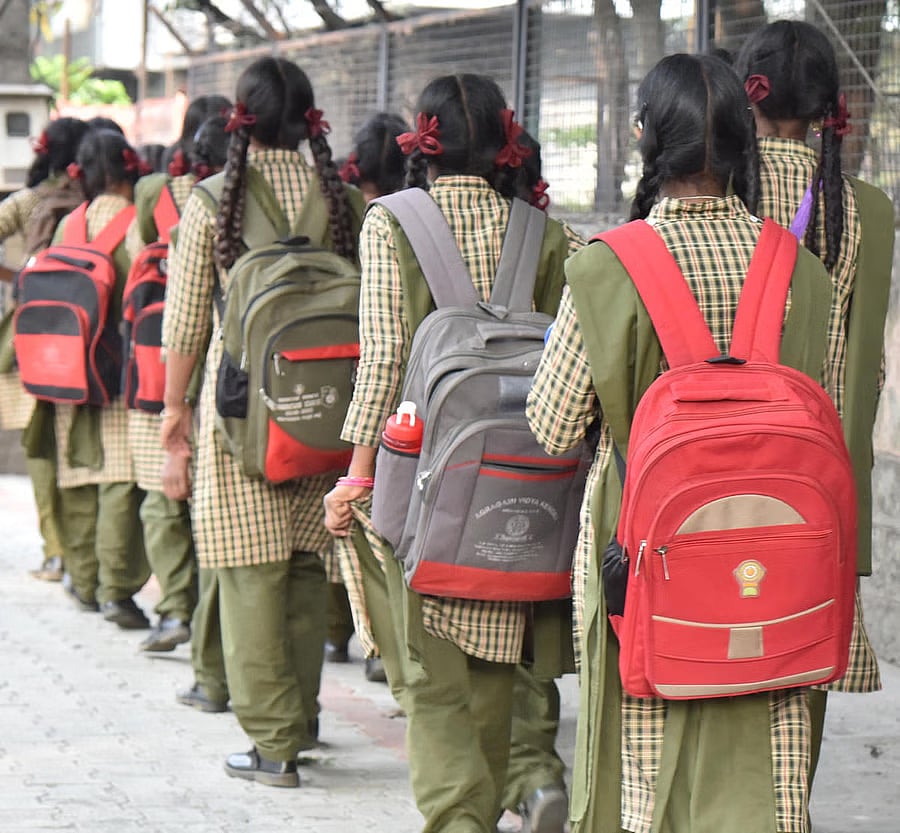 ಶಾಲಾ ಮಕ್ಕಳ ಬ್ಯಾಗ್‌ ಇನ್ನಷ್ಟು ಹಗುರ: ನೋಟ್‌ ಪುಸ್ತಕಗಳ ಭಾರ ಇಳಿಸಲು ಕ್ರಮ