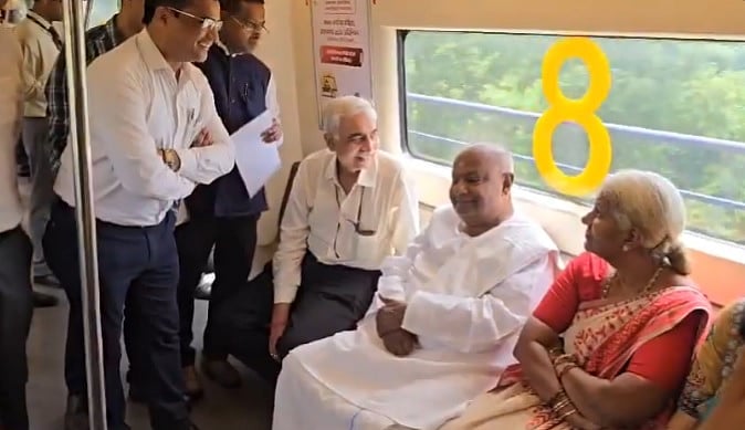 ದೆಹಲಿ ಮೆಟ್ರೊದಲ್ಲಿ ಪ್ರಯಾಣಿಸಿ ಸಂತಸ ವ್ಯಕ್ತಪಡಿಸಿದ ಮಾಜಿ ಪ್ರಧಾನಿ ದೇವೇಗೌಡ