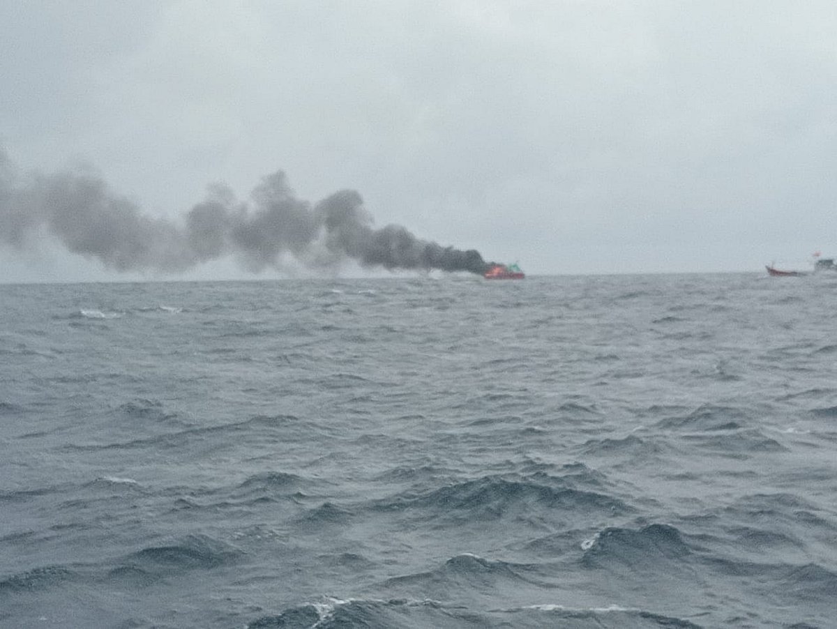 ಅರಬ್ಬಿ ಸಮುದ್ರದಲ್ಲಿ ಮೀನುಗಾರಿಕಾ ದೋಣಿ ಬೆಂಕಿಗಾಹುತಿ: 10 ಮೀನುಗಾರರ ರಕ್ಷಣೆ