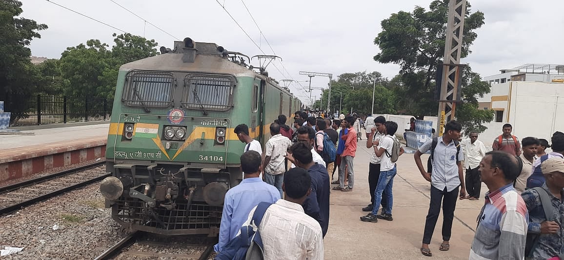 ಬಳ್ಳಾರಿ | ರೈಲಿಗೆ ಸಿಲುಕಿ ಎಮ್ಮೆ ಸಾವು: ದಿಢೀರ್‌ ಬ್ರೇಕ್‌ನಿಂದಾಗಿ ಚಕ್ರ ಜಾಮ್ 