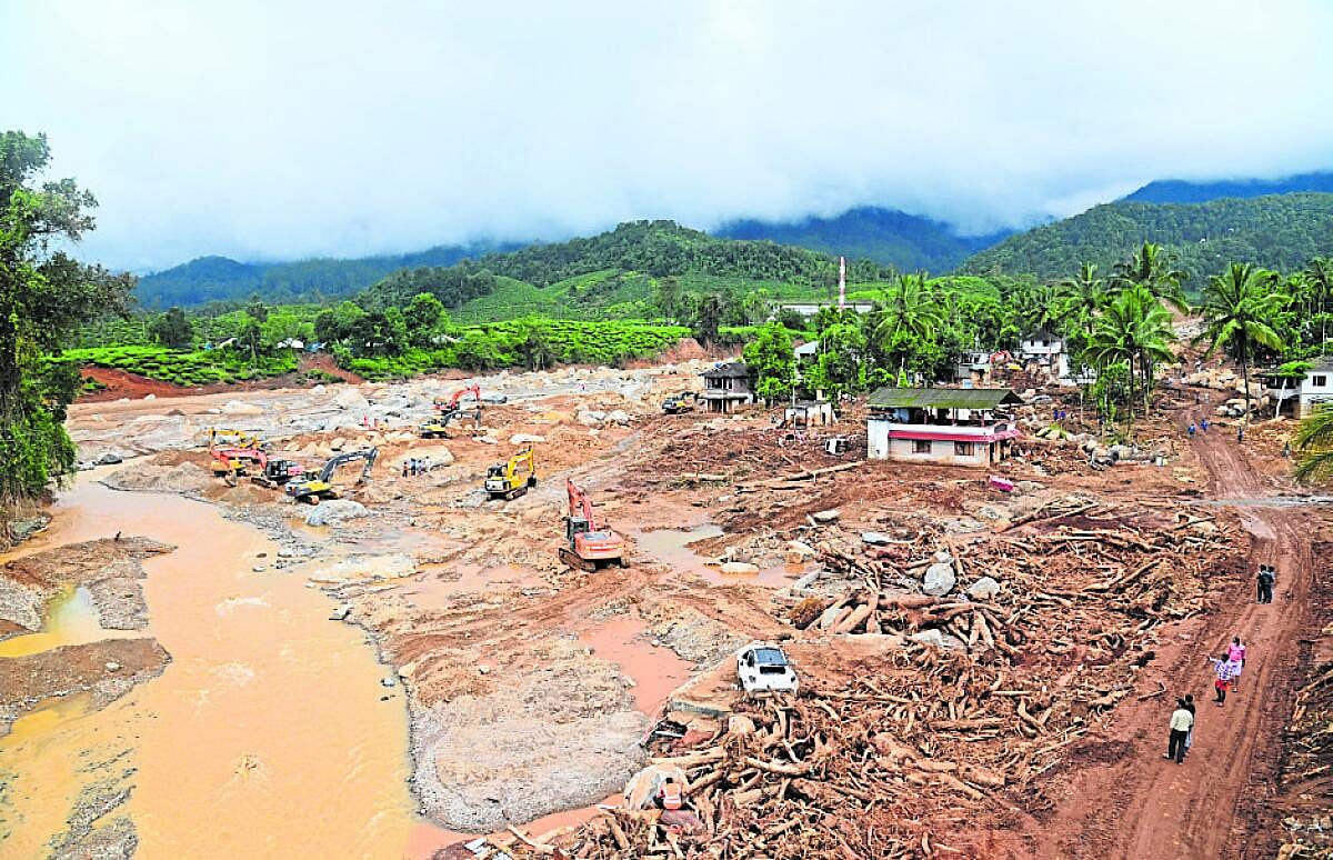 Wayanad landslides: ಅಳಿದ ಊರಲ್ಲಿ ಉಳಿದ ವಸ್ತುಗಳ ಹೆಕ್ಕುತ್ತ...