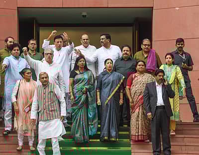 ಕುಸ್ತಿಪಟು ವಿನೇಶಾ ಫೋಗಟ್‌ ಅನರ್ಹ ವಿರೋಧಿಸಿ ದೆಹಲಿಯ ಸಂಸತ್ತು ಭವನದ ಮುಂಭಾಗ ಸಂಸದರು ಪ್ರತಿಭಟನೆ ನಡೆಸಿದರು. 