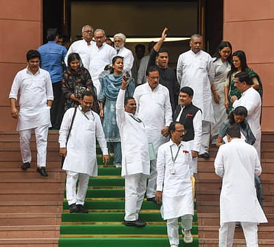 ಕುಸ್ತಿಪಟು ವಿನೇಶಾ ಫೋಗಟ್‌ ಅನರ್ಹ ವಿರೋಧಿಸಿ ದೆಹಲಿಯ ಸಂಸತ್ತು ಭವನದ ಮುಂಭಾಗ ಸಂಸದರು ಪ್ರತಿಭಟನೆ ನಡೆಸಿದರು. 