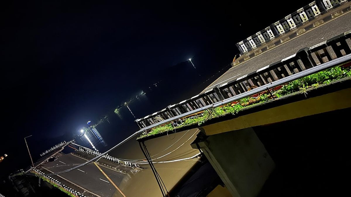 ಮುರಿದು ಬಿದ್ದ ಕಾಳಿ ಸೇತುವೆ: ಕಾರವಾರ - ಗೋವಾ ಸಂಚಾರ ಸ್ಥಗಿತ