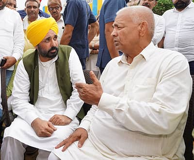 ವಿನೇಶಾ ಚಿಕ್ಕಪ್ಪ ಮಹಾವೀರ್ ಸಿಂಗ್ ಫೋಗಟ್ ಅವರನ್ನು ಭೇಟಿ ಮಾಡಿದ ಪಂಜಾಬ್‌ ಮುಖ್ಯಮಂತ್ರಿ ಭಗವಂತ್‌ ಮಾನ್‌.