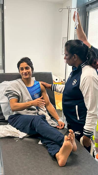 ಪ್ಯಾರಿಸ್ ಒಲಿಂಪಿಕ್ಸ್ ಕ್ರೀಡಾಗ್ರಾಮದ ಆಸ್ಪತ್ರೆಗೆ ದಾಖಲಾಗಿರುವ ವಿನೇಶಾ ಫೋಗಟ್ ಅವರನ್ನು ಭೇಟಿಯಾಗಿ ಸಂತೈಸಿದ ಪಿ.ಟಿ.ಉಷಾ