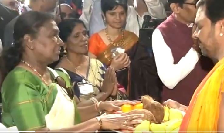 ಫಿಜಿಯ ಶಿವ ಸುಬ್ರಹ್ಮಣ್ಯ ಸ್ವಾಮಿ ದೇಗುಲದಲ್ಲಿ ರಾಷ್ಟ್ರಪತಿ ಮುರ್ಮು ಪ್ರಾರ್ಥನೆ