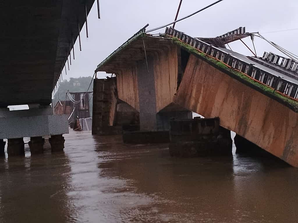 ಕೋಡಿಬಾಗ ಸೇತುವೆ ಕುಸಿತ: ಗೋವಾ–ಕಾರವಾರ ಮಾರ್ಗದಲ್ಲಿ ಭಾರಿ ಸಂಚಾರ ದಟ್ಟಣೆ