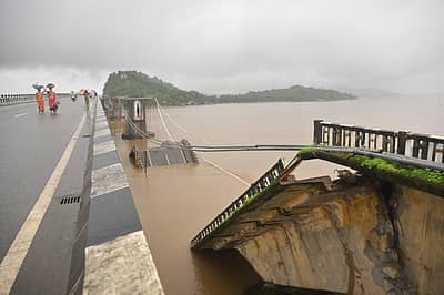 ರಾತ್ರಿ 1 ಗಂಟೆ ವೇಳೆಗೆ ಕಾಳಿ ನದಿಯ ಹಳೆಯ ಸೇತುವೆಯು ಮೂರು ಕಡೆಗಳಲ್ಲಿ ಏಕಾಏಕಿ ಮುರಿದು ಬಿದ್ದಿದೆ