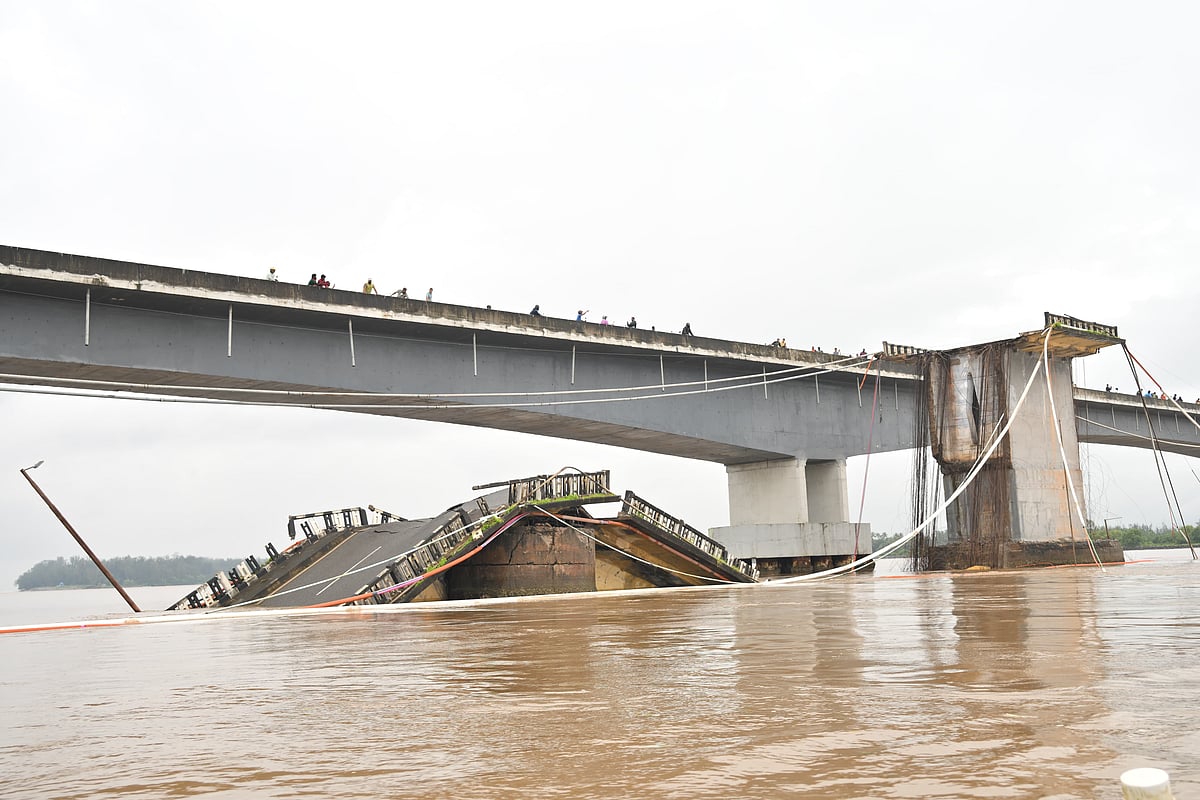 ಕಾರವಾರ | ಮುರಿದು ಬಿದ್ದ ಕಾಳಿ ಸೇತುವೆ: ಚಿತ್ರಗಳಲ್ಲಿ ನೋಡಿ