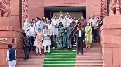 ಕುಸ್ತಿಪಟು ವಿನೇಶಾ ಫೋಗಟ್‌ ಅನರ್ಹ ವಿರೋಧಿಸಿ ದೆಹಲಿಯ ಸಂಸತ್ತು ಭವನದ ಮುಂಭಾಗ ಸಂಸದರು ಪ್ರತಿಭಟನೆ ನಡೆಸಿದರು. 