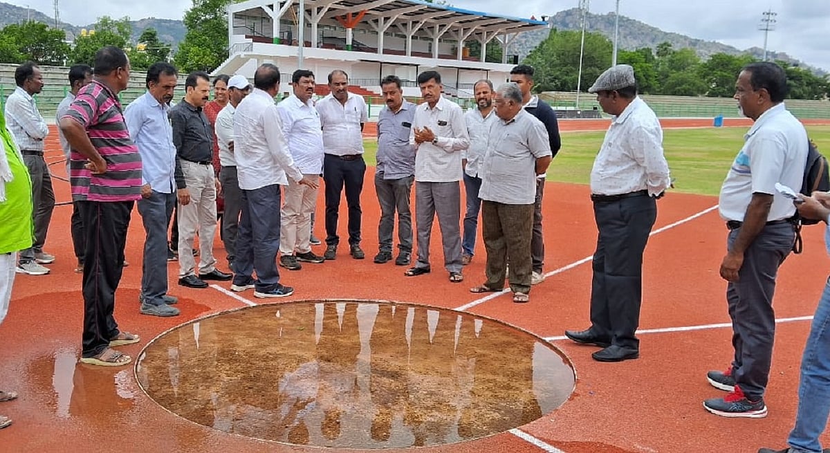 ಕೋಲಾರ ಜಿಲ್ಲಾ ಕ್ರೀಡಾಂಗಣ: ತೇಪೆ ಹಚ್ಚಲು ಇನ್ನೂ ಬೇಕಂತೆ ₹50 ಲಕ್ಷ
