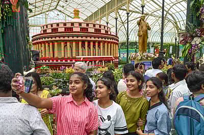 ಫಲಪುಷ್ಪ ಪ್ರದರ್ಶನದಲ್ಲಿ ಯುವತಿಯರು ಸೆಲ್ಫಿ ಹಿಡಿದುಕೊಂಡು ಸಂಭ್ರಮಿಸಿದರು