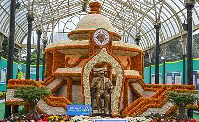 ಹೂವುಗಳಿಂದ ರಚಿಸಲ್ಪಟ್ಟ ಪೀಠದಲ್ಲಿ  ಡಾ.ಬಿ.ಆರ್‌. ಅಂಬೇಡ್ಕರ್‌