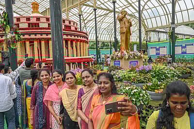 ಫಲಪುಷ್ಪ ಪ್ರದರ್ಶನದಲ್ಲಿ  ಮಹಿಳೆಯರು ಸೆಲ್ಫಿ ಹಿಡಿದುಕೊಂಡ ಬಗೆ..