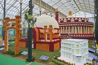 ಹೂವುಗಳಿಂದ ಕಂಗೊಳಿಸಿದ ಸಂಸತ್ತು ಭವನ