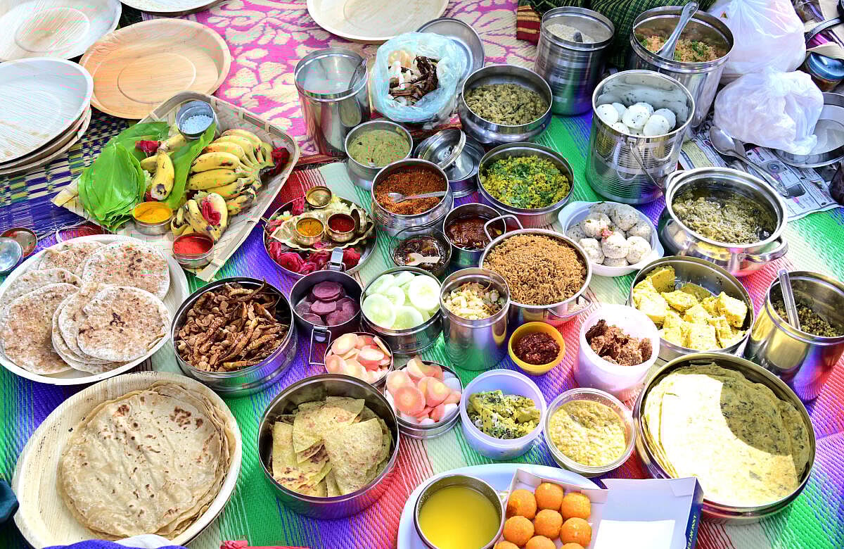 ರೊಟ್ಟಿ ಹಬ್ಬದ ಒಳ ಹೊರಗೆ