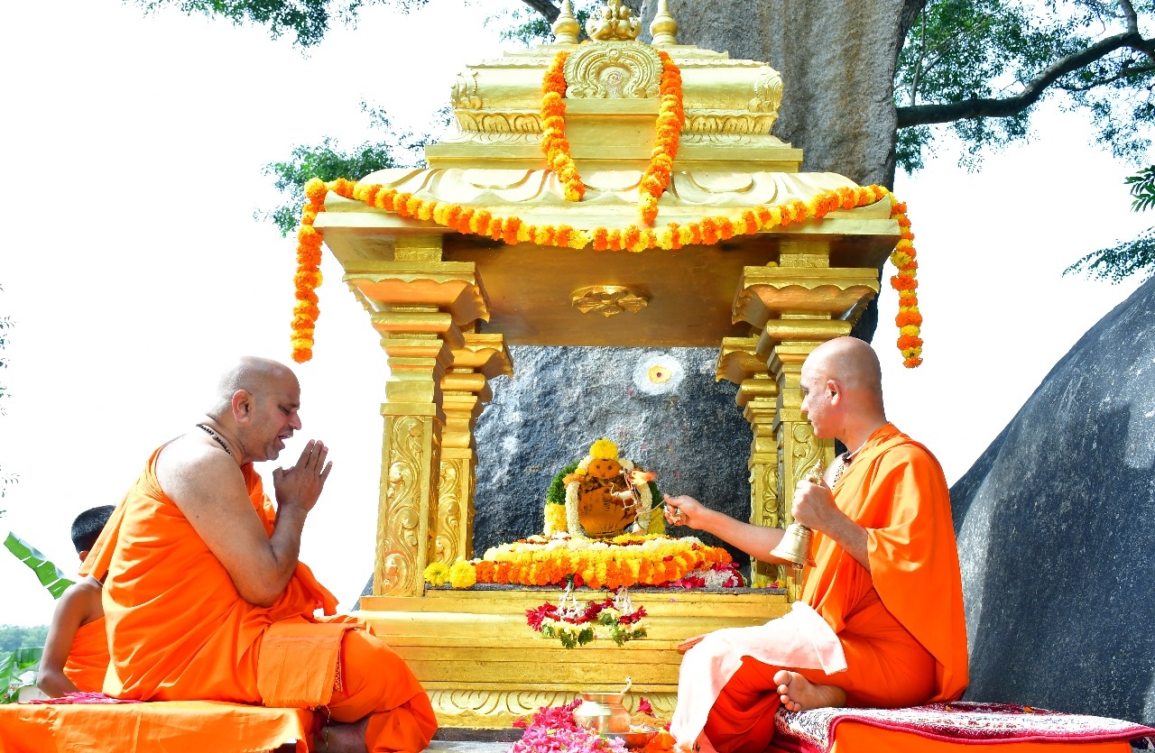 ನಾಗಮಂಗಲ ತಾಲ್ಲೂಕಿನ ಆದಿಚುಂಚನಗಿರಿ ಮಠದಲ್ಲಿ ಶುಕ್ರವಾರ ನಾಗರ ಪಂಚಮಿ ಅಂಗವಾಗಿ ನಿರ್ಮಲಾನಂದನಾಥ ಸ್ವಾಮೀಜಿ ಕ್ಷೇತ್ರದ ನಾಗರ ವಿಗ್ರಹಕ್ಕೆ ವಿಶೇಷ ಪೂಜೆ ಸಲ್ಲಿಸಿದರು