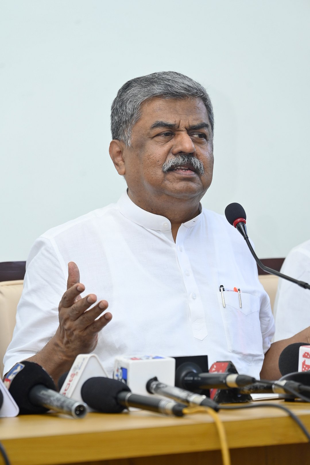 ಪುಡಿ ರಾಜಕಾರಣಿಯಂತೆ ಪೇಜಾವರ ಶ್ರೀ ಹೇಳಿಕೆ: ಬಿ.ಕೆ. ಹರಿಪ್ರಸಾದ್‌ ಕಿಡಿ