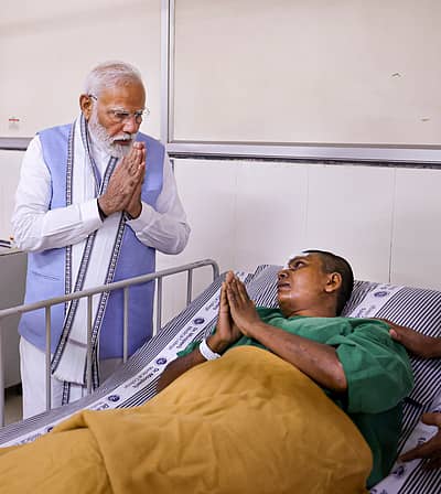 ವಯನಾಡಿನ ಎಡಬ್ಲ್ಯೂಎಸ್‌ ಆಸ್ಪತ್ರೆಗೆ ಭೇಟಿ ನೀಡಿದ ಮೋದಿ, ಗಾಯಗೊಂಡವರೊಂದಿಗೆ ಮಾತನಾಡಿ, ಧೈರ್ಯ ತುಂಬಿದರು.