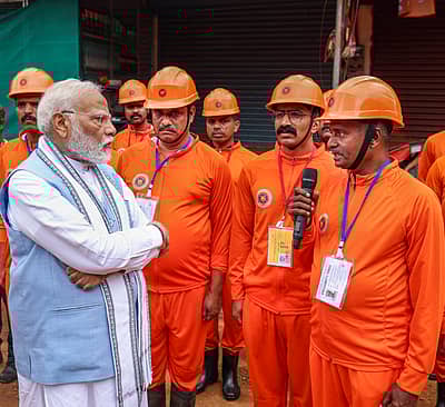 ಎನ್‌ಡಿಆರ್‌ಎಫ್‌ ಪಡೆಯೊಂದಿಗೆ ಮೋದಿ 
