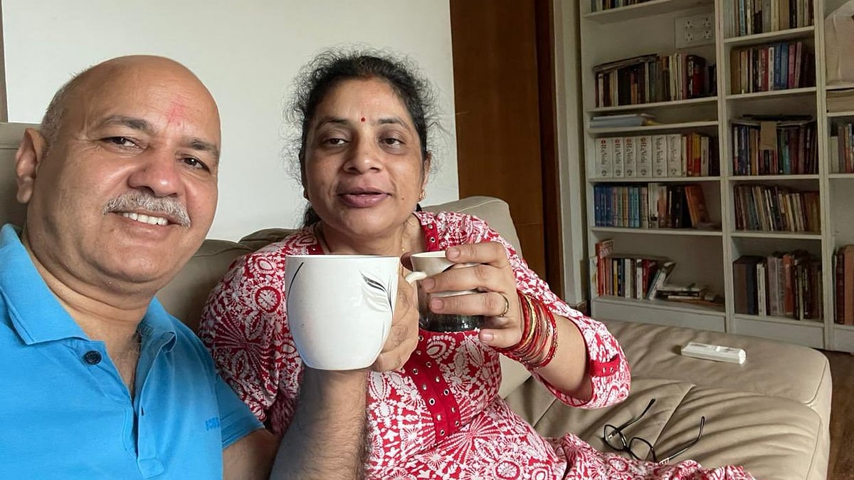 ‘ಸ್ವತಂತ್ರ ಮುಂಜಾನೆ..’ ಚಹಾ ಹೀರುತ್ತಾ ಪತ್ನಿಯೊಂದಿಗೆ ಸಿಸೋಡಿಯಾ ಸೆಲ್ಫಿ