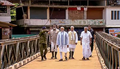 ಕೇರಳದ ವಯನಾಡ್ ಜಿಲ್ಲೆಯ ಭೂಕುಸಿತ ಪೀಡಿತ ಪ್ರದೇಶಗಳಿಗೆ ಇಂದು (ಶನಿವಾರ) ಭೇಟಿ ನೀಡಿರುವ ಪ್ರಧಾನಿ ನರೇಂದ್ರ ಮೋದಿ ಪರಿಶೀಲನೆ ನಡೆಸಿದರು.