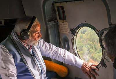 ವಾಯುಸೇನೆಯ ಹೆಲಿಕಾಪ್ಟರ್‌ನಲ್ಲಿ ಪ್ರಧಾನಿ ನರೇಂದ್ರ ಮೋದಿ ಅವರು, ಚೂರಲ್‌ಮಲ, ಮುಂಡಕ್ಕೈ ಮತ್ತು ಪುಂಚಿರಿಮಟ್ಟಂ ಪ್ರದೇಶಗಳಲ್ಲಿ ವೈಮಾನಿಕ ಸಮೀಕ್ಷೆ ನಡೆಸಿದರು.