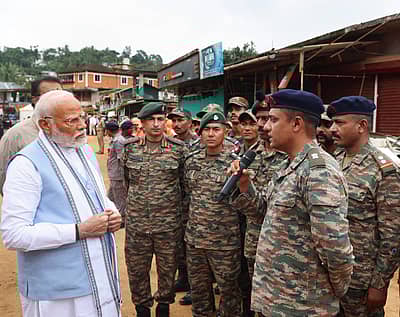 ರಕ್ಷಣಾ ಪಡೆಯೊಂದಿಗೆ ಮೋದಿ ಮಾತುಕತೆ ನಡೆಸಿದರು.