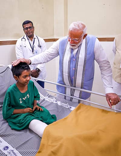 ವಯನಾಡಿನ ಎಡಬ್ಲ್ಯೂಎಸ್‌ ಆಸ್ಪತ್ರೆಗೆ ಭೇಟಿ ನೀಡಿದ ಮೋದಿ, ಗಾಯಗೊಂಡವರೊಂದಿಗೆ ಮಾತನಾಡಿ, ಧೈರ್ಯ ತುಂಬಿದರು.