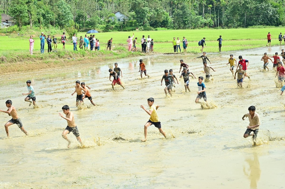 ಕೆಸರಿನಲ್ಲಿ ಮಿಂದೆದ್ದು ಸಂಭ್ರಮಿಸಿದ ನೂರಾರು ಮಂದಿ